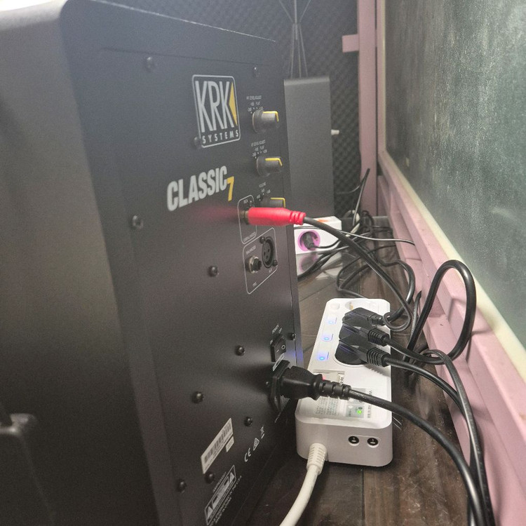 KRK Classic 7 스튜디오 모니터 스피커 이미지