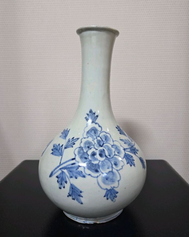 고미술품 조선시대 후기 청화백자 주병(모란박쥐문) 이미지