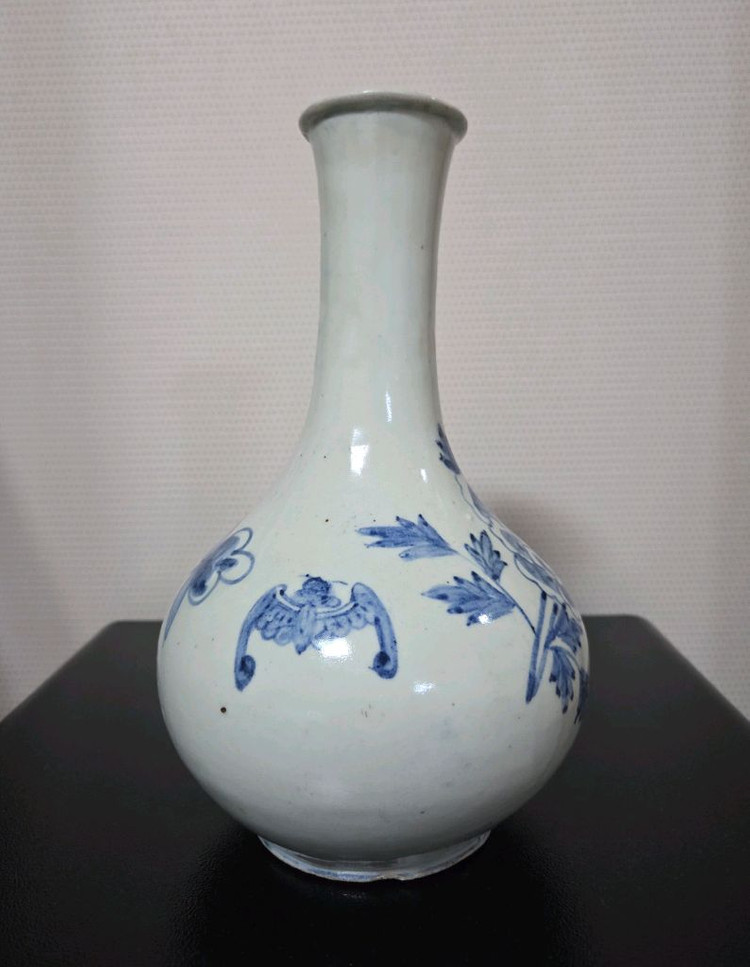 고미술품 조선시대 후기 청화백자 주병(모란박쥐문) 이미지