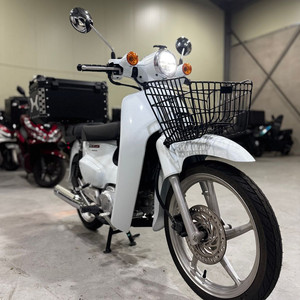 혼다 슈퍼커브110 23년식 70Km 신차급 판매합니다. 이미지