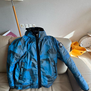 스톤아일랜드 화이트와펜 30주년 리플렉터브카보패딩 판매중