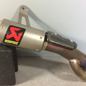 [중고]AKRAPOVIC BMW S1000RR 17-18년 대응 S-B10SO8-CUBT 아크라포빅 티탄 슬립온 이미지