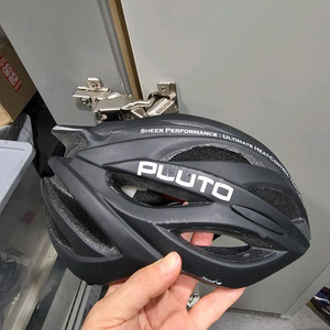 플루토 자전거 헬멧 팝니다