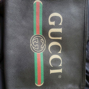 구찌 띠로고 블랙 클러치 팝니다