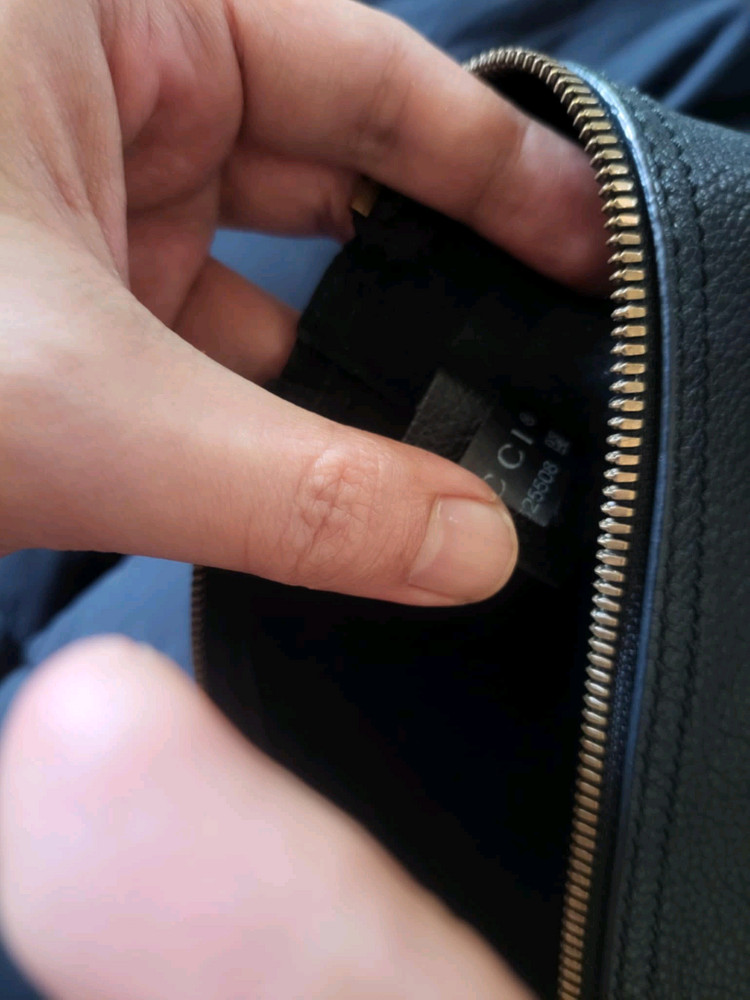 구찌 띠로고 블랙 클러치 팝니다--3