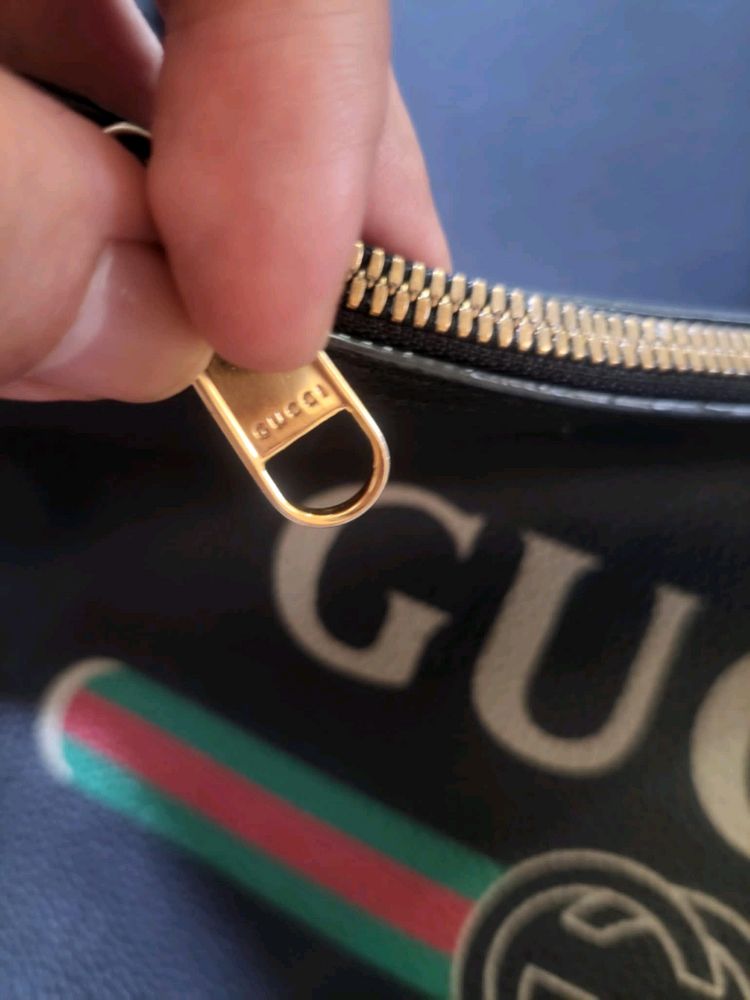 구찌 띠로고 블랙 클러치 팝니다--5