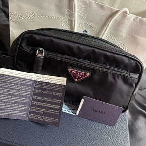 프라다 리나일론 앤 사피아노 레더 트래블 파우치