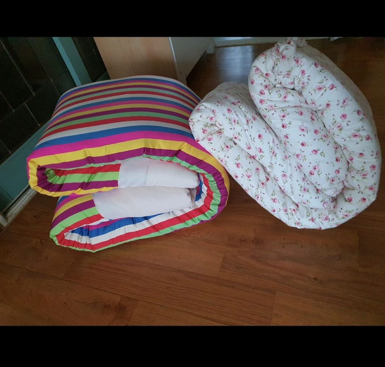 두툼한요+두툼한이불 둘다 따뜻하고 포근함 편하게 쓰실분께 저렴히 2만원--2