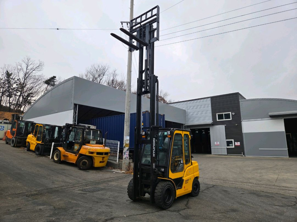 특A급 현대 3톤 3단마스트 17년식 자동발 캐빈 2400만원 디젤 중고지게차 팝니다.--3