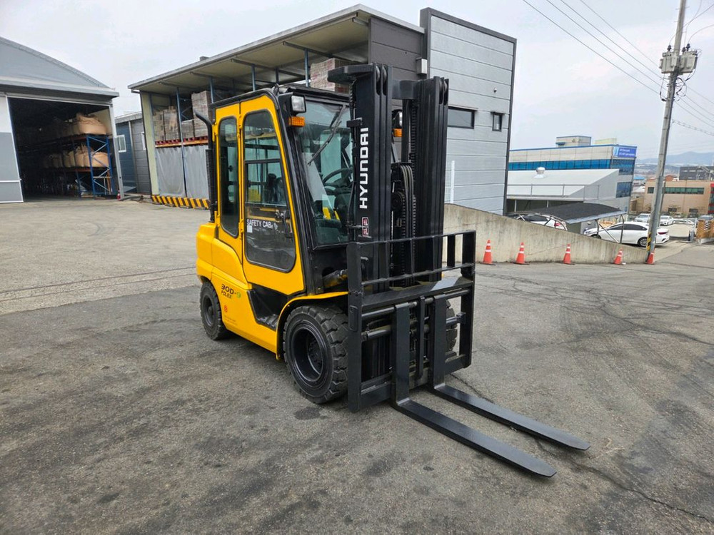 특A급 현대 3톤 3단마스트 17년식 자동발 캐빈 2400만원 디젤 중고지게차 팝니다.--8