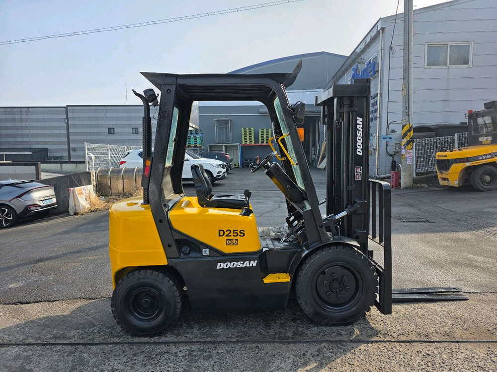 제값 다하는 두산 2.5톤 중고지게차,무넘버 디젤지게차 980만원 판매--1