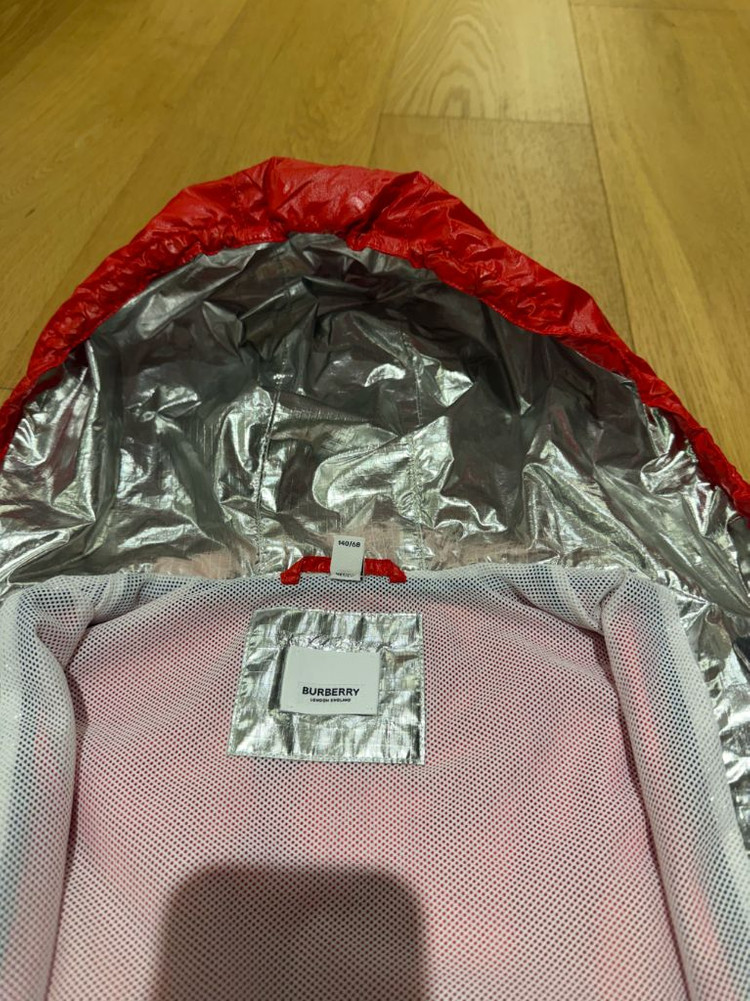 버버리 키즈 엠보싱 로고 바람막이 10Y 팝니다--4