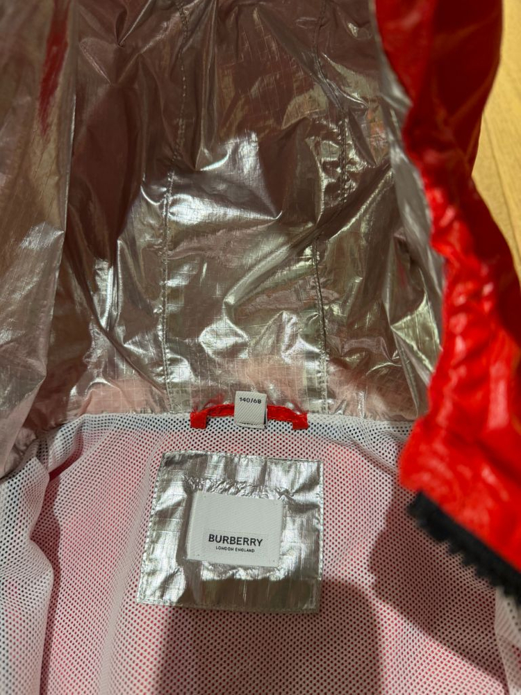 버버리 키즈 엠보싱 로고 바람막이 10Y 팝니다--5