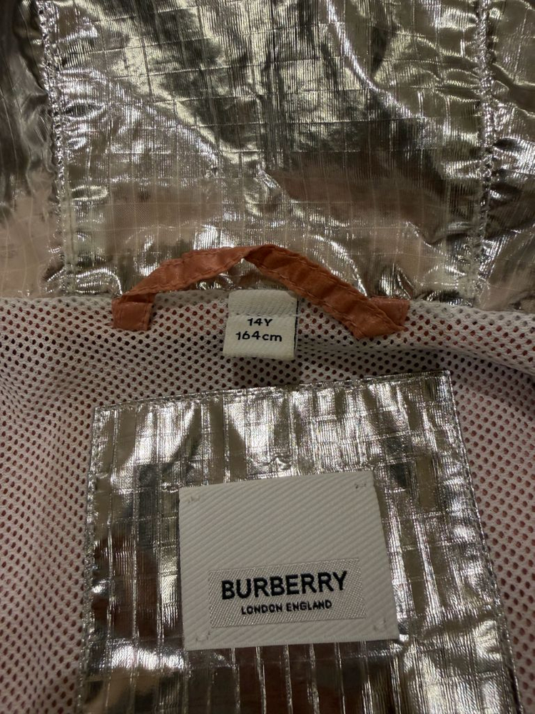 버버리 키즈 엠보싱 로고 바람막이 14Y 팝니다--7