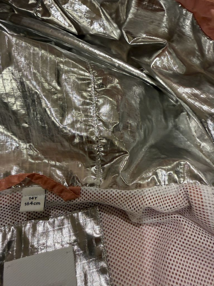 버버리 키즈 엠보싱 로고 바람막이 14Y 팝니다--9