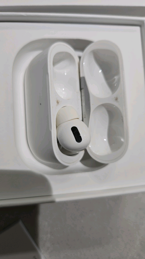 에어팟프로1 팝니다. (오른쪽, 본체)--1