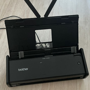 브라더 ads-1100w 휴대용양면 스캐너 북스캐너 서류 스캔성능이 꽤 좋고 무선으로 작동가능합니다. 휴대폰으로 원