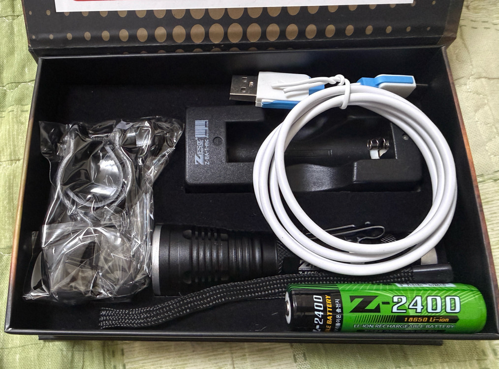 ZEST 충전식 줌 랜턴 Z-550[L2]-C--1