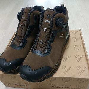zb-2304 지벤 등산화 지벤 안전화 265 방수 최고급 토갭X 박스새제품