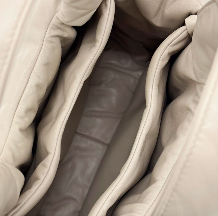 [M] 프라다 패디드 소프트 패딩 니파 레더 백 미디움 데저트 베이지--8