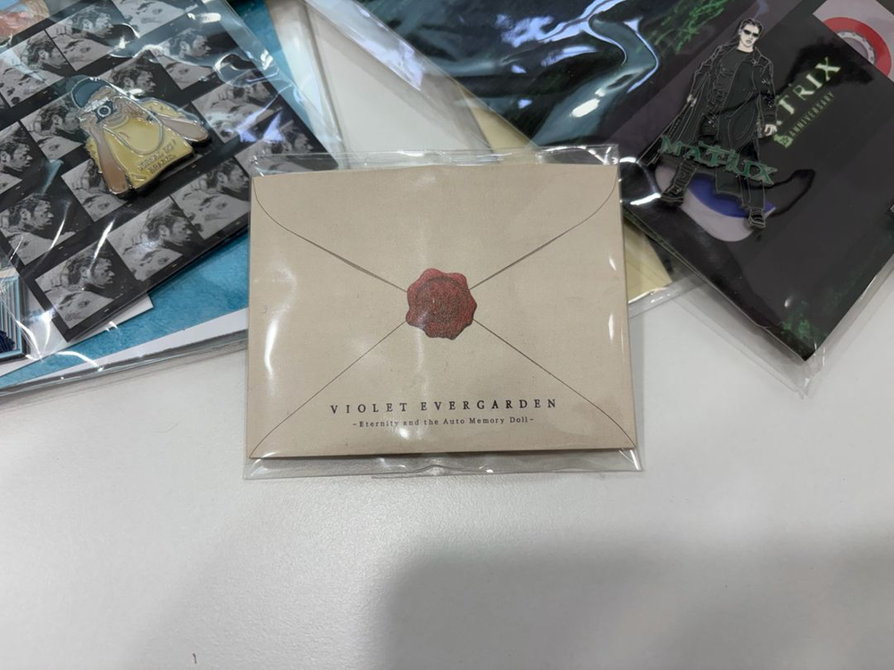 영화 바이올렛 에버가든 뱃지 이미지