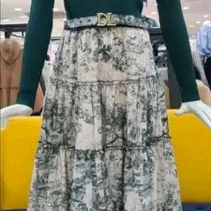 듀엘 오픈숄더 니트배색 명화 나염 프릴장식 벨트 원피스 55사이즈 새제품 다크그린컬러