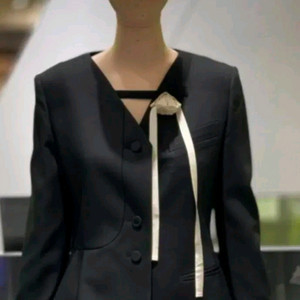 럭키슈에뜨 아뜰리에 핏앤플레어 코사지 페플럼 자켓 55사이즈 새제품 블랙컬러