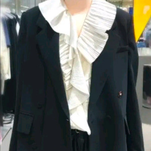 럭키슈에뜨 앞 슬릿라인 로고턴업 자켓 66사이즈 새제품 블랙컬러