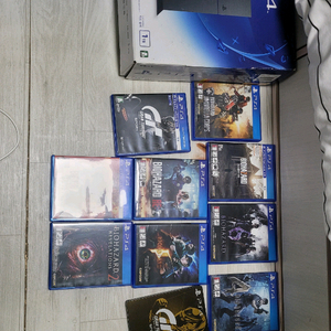 PS4 게임 타이틀 여러 개와 듀얼쇼크 컨트롤러 2개, 충전 거치대 함께 판매합니다- 다양한 장르의 게임
