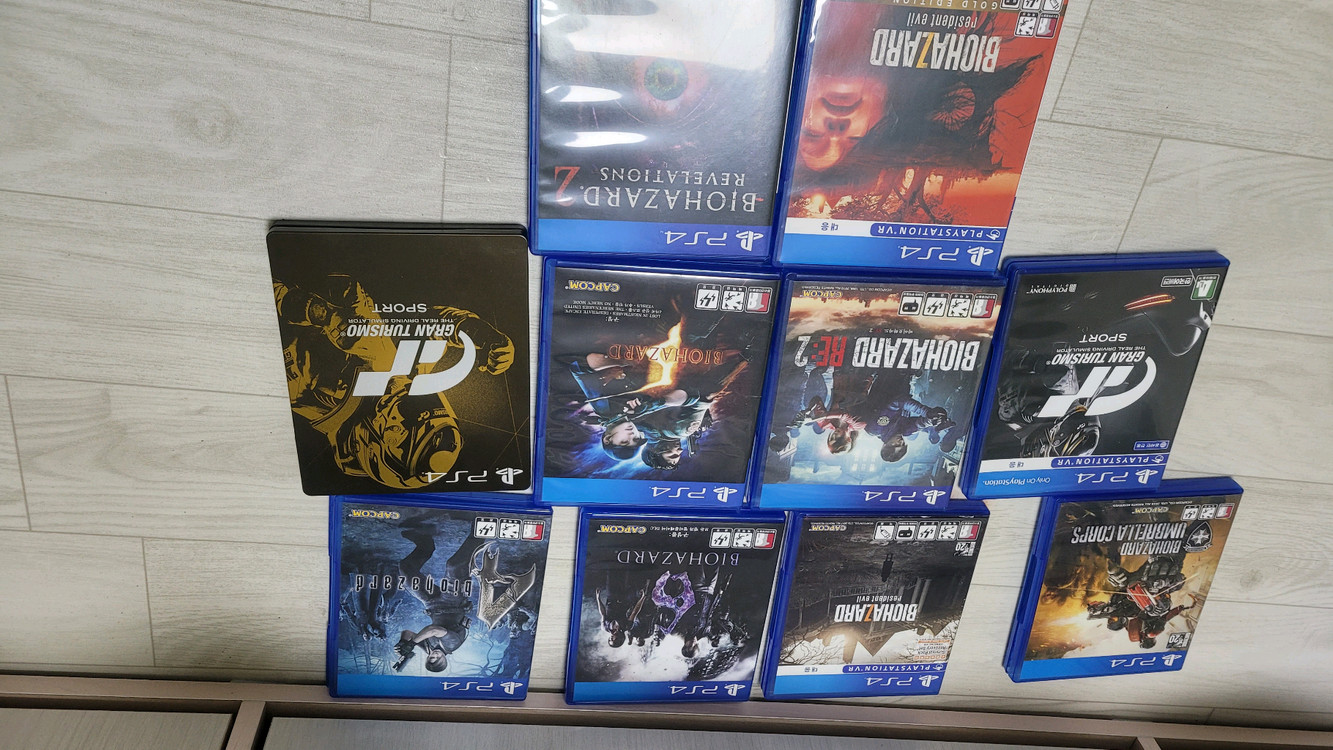 PS4 게임 타이틀 여러 개와 듀얼쇼크 컨트롤러 2개, 충전 거치대 함께 판매합니다- 다양한 장르의 게임--1