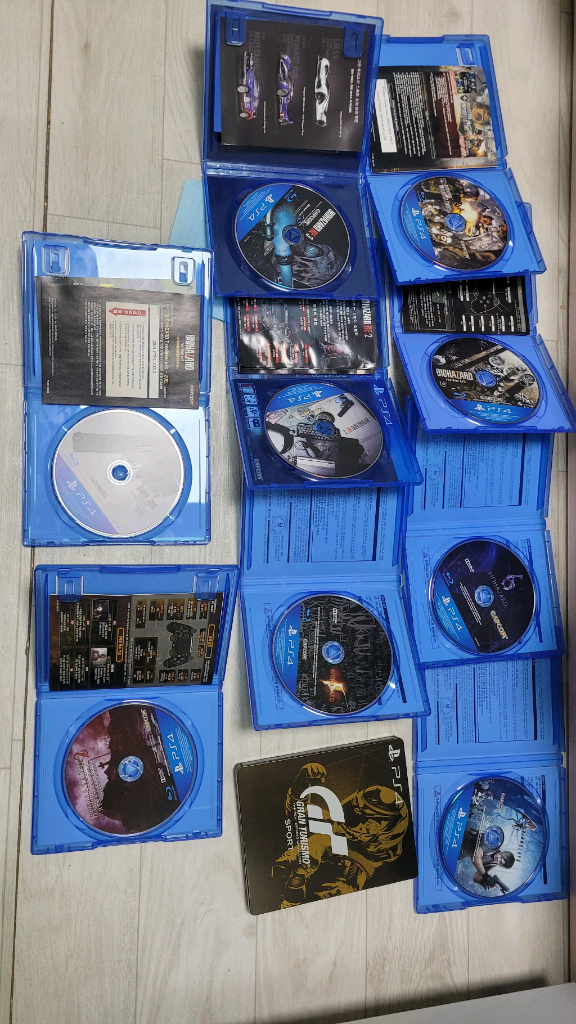 PS4 게임 타이틀 여러 개와 듀얼쇼크 컨트롤러 2개, 충전 거치대 함께 판매합니다- 다양한 장르의 게임--2