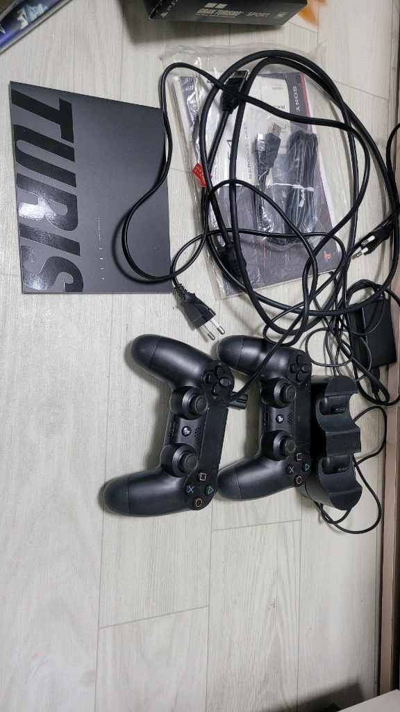 PS4 게임 타이틀 여러 개와 듀얼쇼크 컨트롤러 2개, 충전 거치대 함께 판매합니다- 다양한 장르의 게임--3