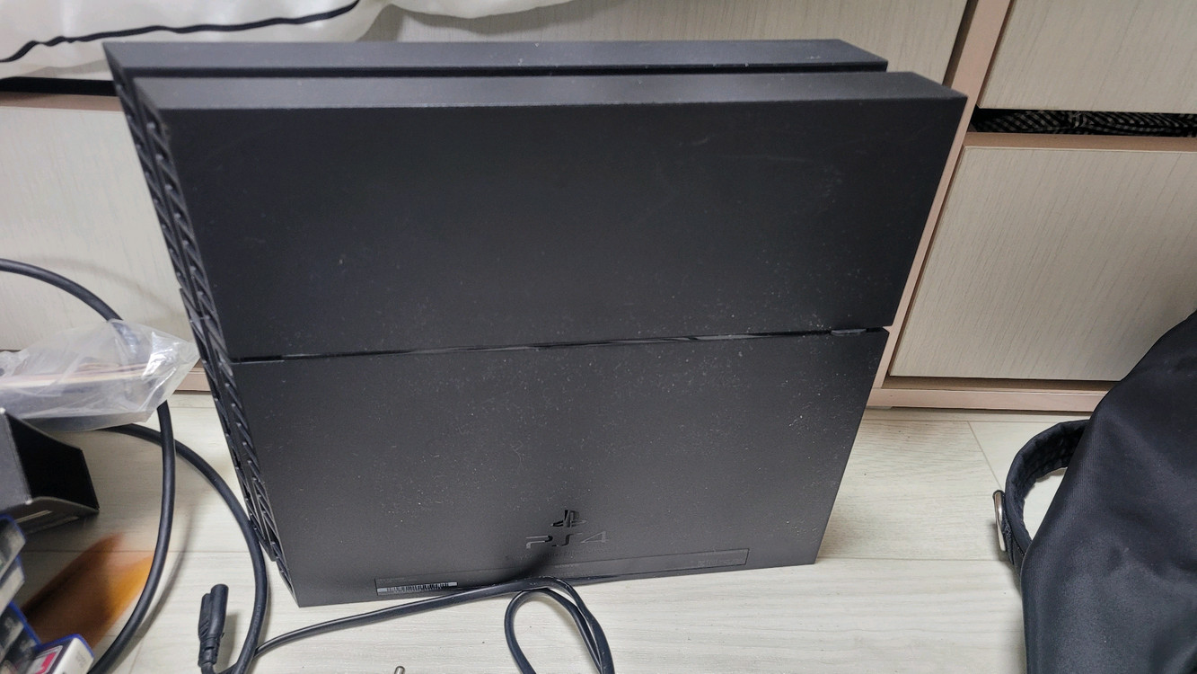 PS4 게임 타이틀 여러 개와 듀얼쇼크 컨트롤러 2개, 충전 거치대 함께 판매합니다- 다양한 장르의 게임--4