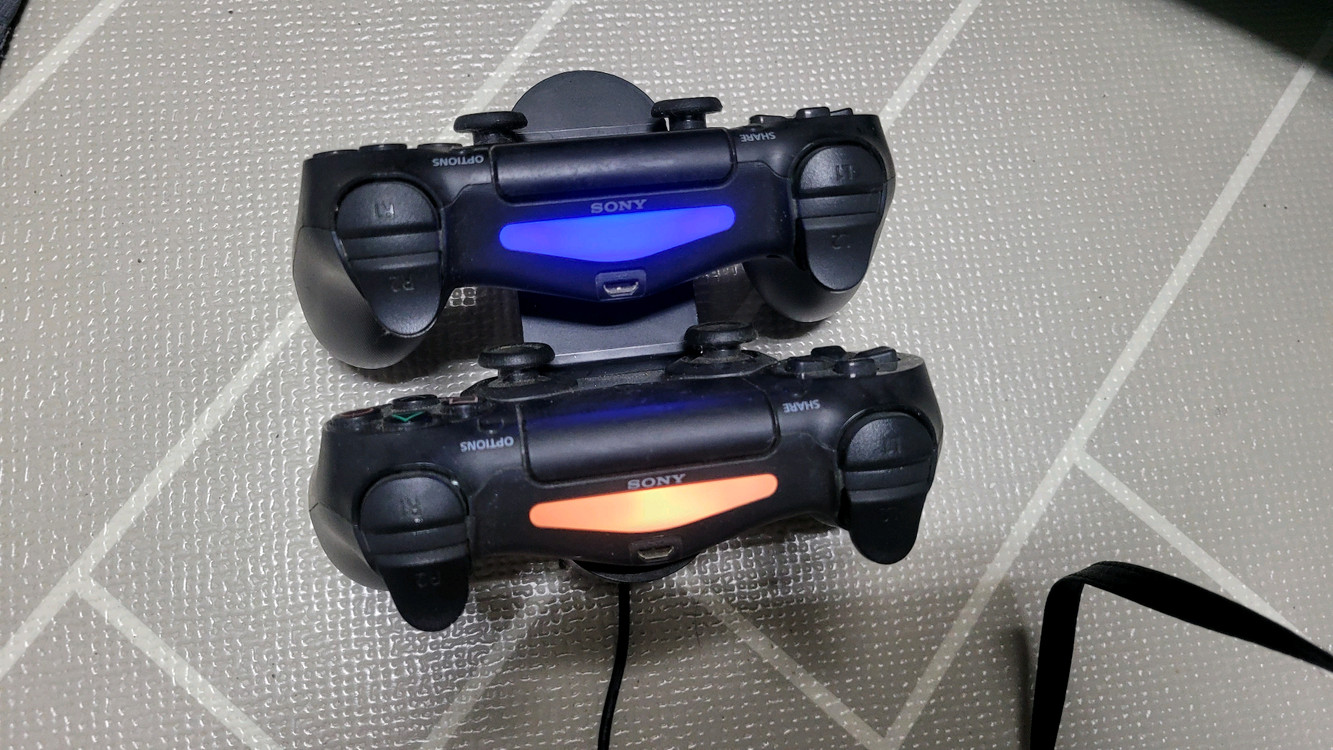 PS4 게임 타이틀 여러 개와 듀얼쇼크 컨트롤러 2개, 충전 거치대 함께 판매합니다- 다양한 장르의 게임--7