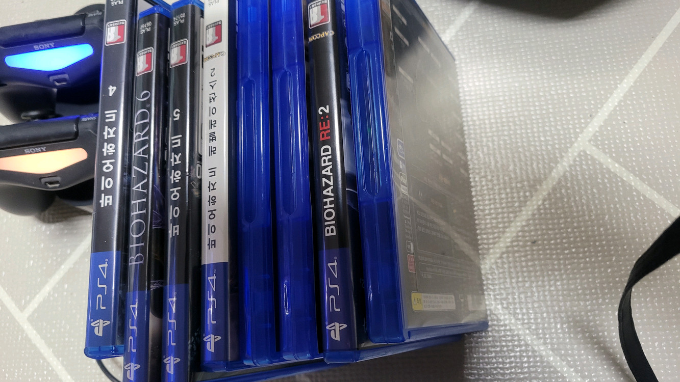 PS4 게임 타이틀 여러 개와 듀얼쇼크 컨트롤러 2개, 충전 거치대 함께 판매합니다- 다양한 장르의 게임--9