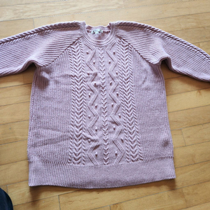 써스데이아일랜드 핑크색 꽈배기 니트