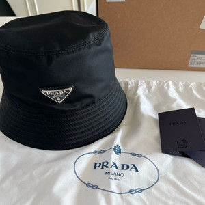 프라다 버킷햇 이미지