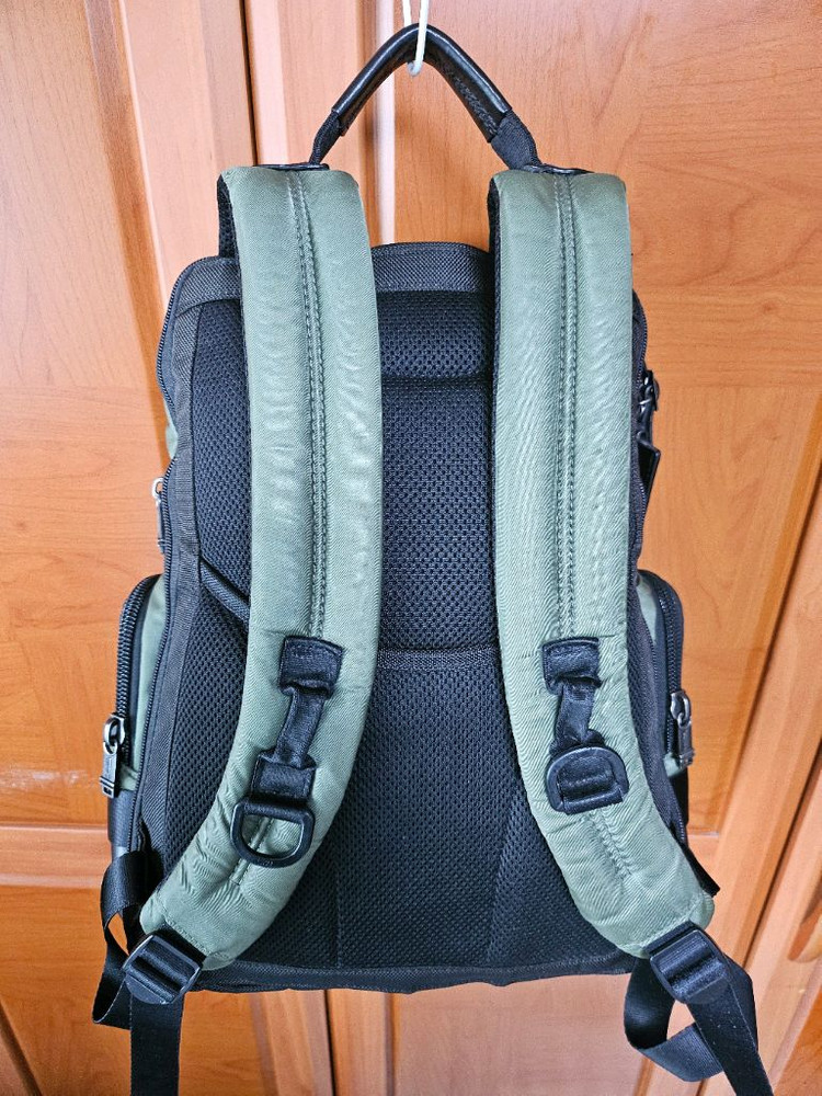 투미백팩 올리브 검정 색 정품입니다--1