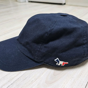 메종키츠네 트리컬러 폭스 패치 볼캡 모자 (AU06100WW0007/네이비) 4만에 팝니다.