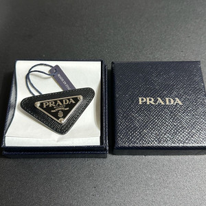 프라다 트라이앵글 사피아노 브로치 블랙 OS