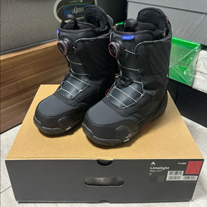 버튼 스텝온 부츠 라임라이트