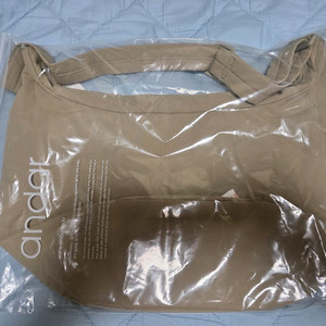 안다르 숄더 앤 크로스백 아이보리 색상 새상품 택포 2.3만원