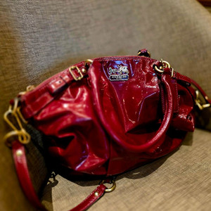 코치 버건디 페이턴트 토트백 (정품)