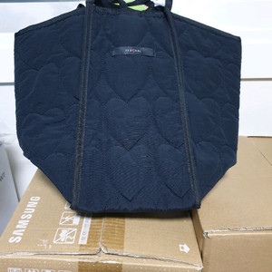 블랙 하트 누빔 토트백