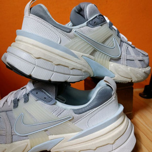 나이키 V2K런 라이트 본(표기280추천사이즈275)