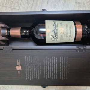 발렌타인 30과 로얄샬루트 21년산 공병과 케이스 이미지