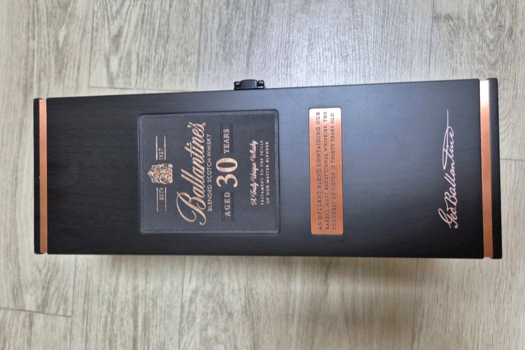 발렌타인 30과 로얄샬루트 21년산 공병과 케이스 이미지