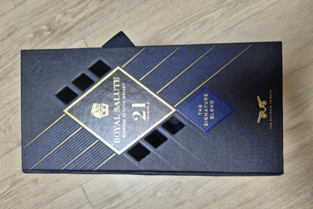 발렌타인 30과 로얄샬루트 21년산 공병과 케이스 이미지
