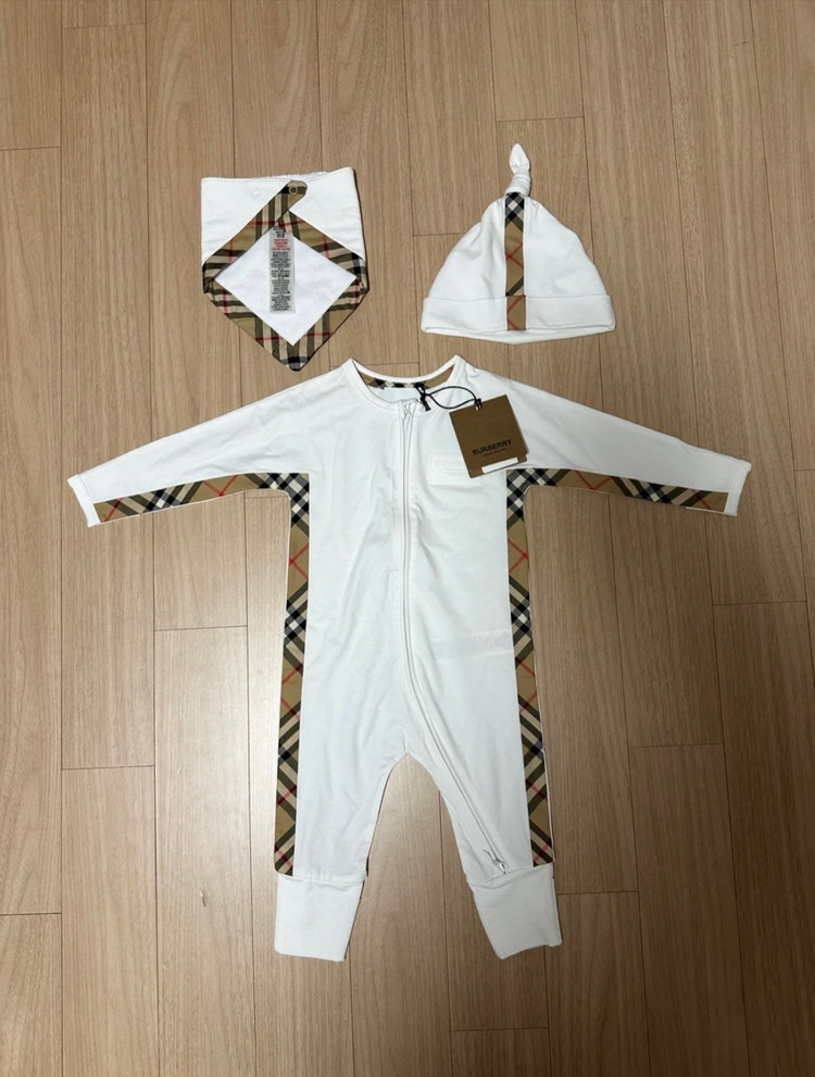 버버리 베이비 우주복, 모자, 턱받이 세트 이미지