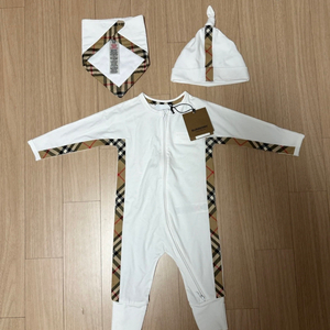 버버리 베이비 우주복, 모자, 턱받이 세트 이미지